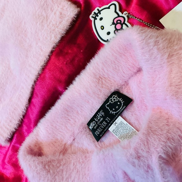 Hello Kitty Fuzzy Set 💕 - Picture 2 of 5